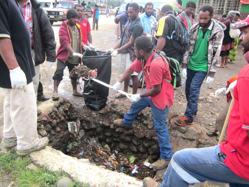 The public cleaning up Mt Hagen City