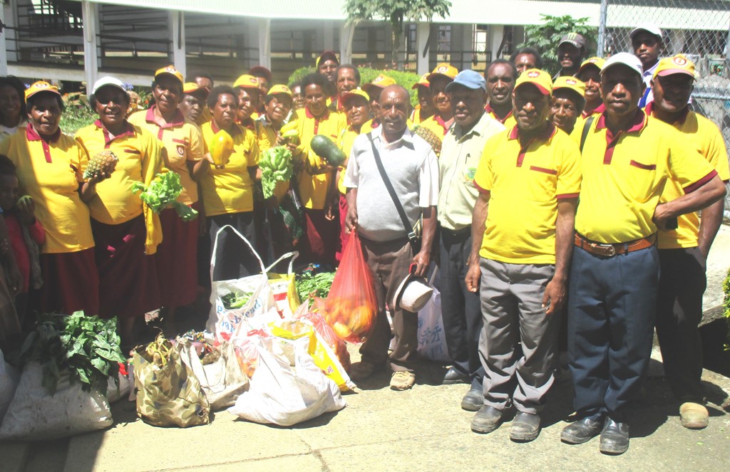 SDA Hagen Central District members displaying their garden produce before donating them to Mt Hagen Hospital.