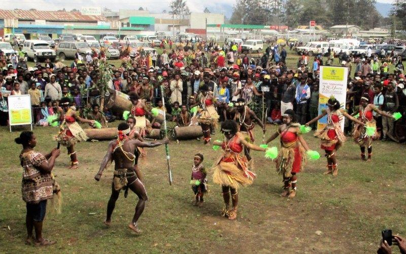 Manus dancers and a Hagen women’s ‘weldo’ group performing at the celebrations