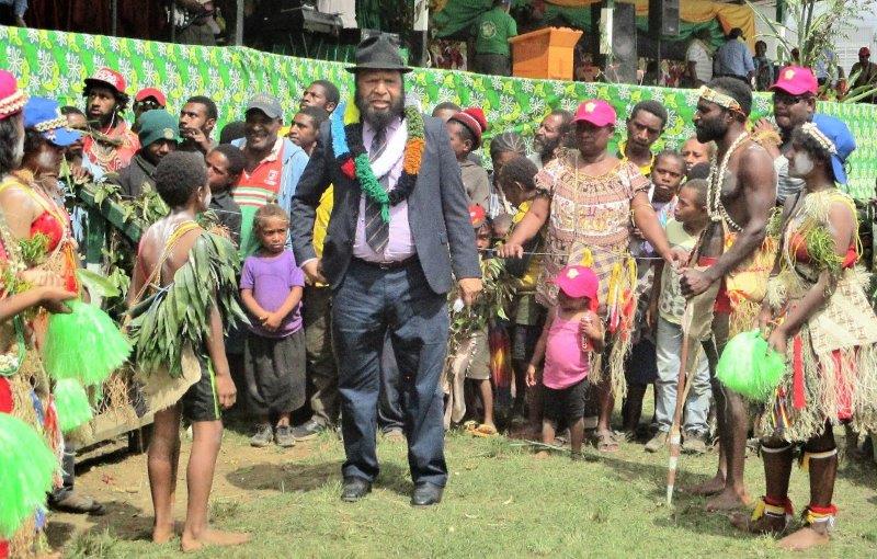 Governor Wingti meeting the crowd after the official speeches