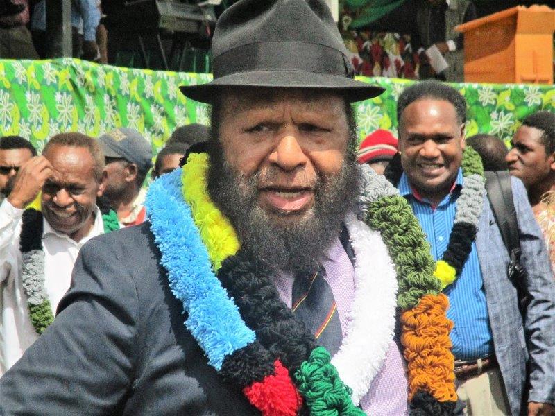 Governor Wingti meeting the crowd after the official speeches