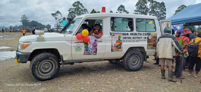 Health Promotion Officer Elizabeth Pundu is raising awareness among the public in Mt. Hagen.
