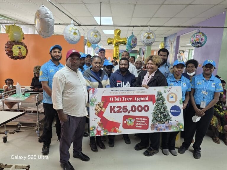Team spirit on display — Paediatric staff and Brian Bell Mt Hagen team unite for a group shot.