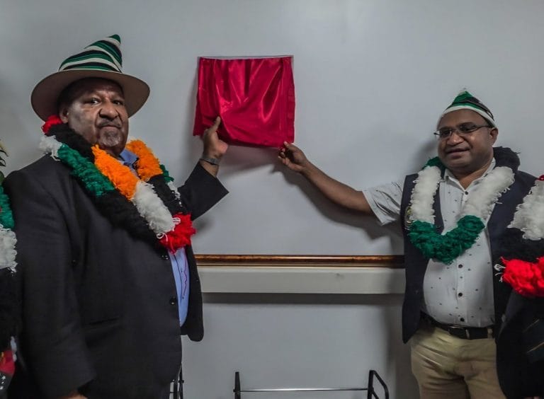 Unveiling of the plaque by Hon Governor Wai Rapa (left) and WHPHA Board Chairman Sam Koim, OBE